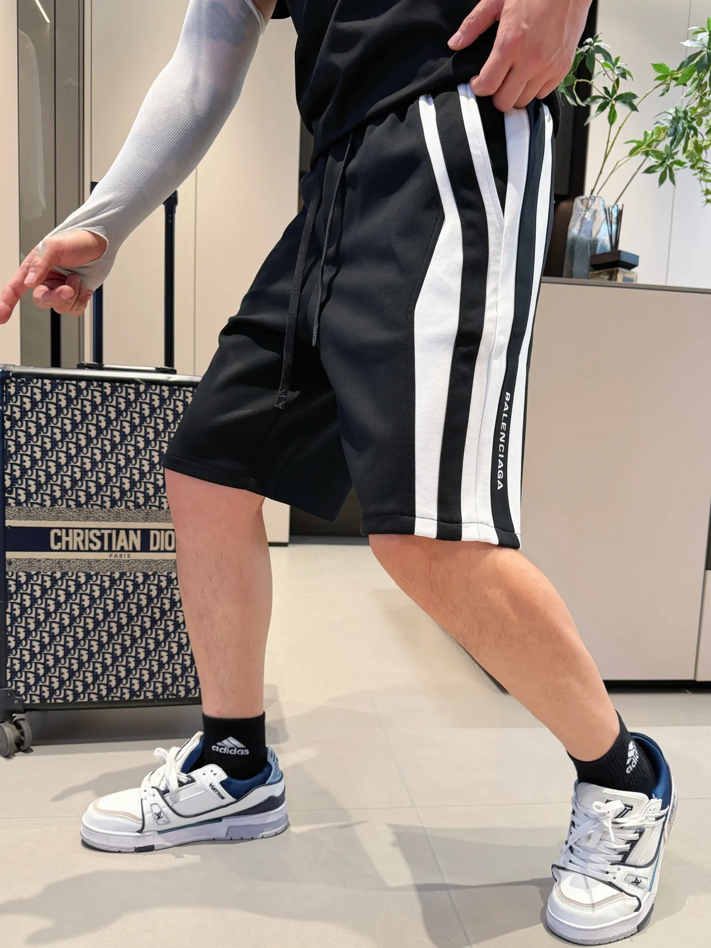 Balenciaga's three-standard complete 2026 summer New Arrival men's casual shorts, advanced custom-made Breathable fabric, Breathable fabric, extremely stretchy and comfortable, impeccable details, top-grade accessories, original logo design concept, delicate and soft feel! The upper body fit is awesome! Size: M-XXXL Please state your height and weight when ordering